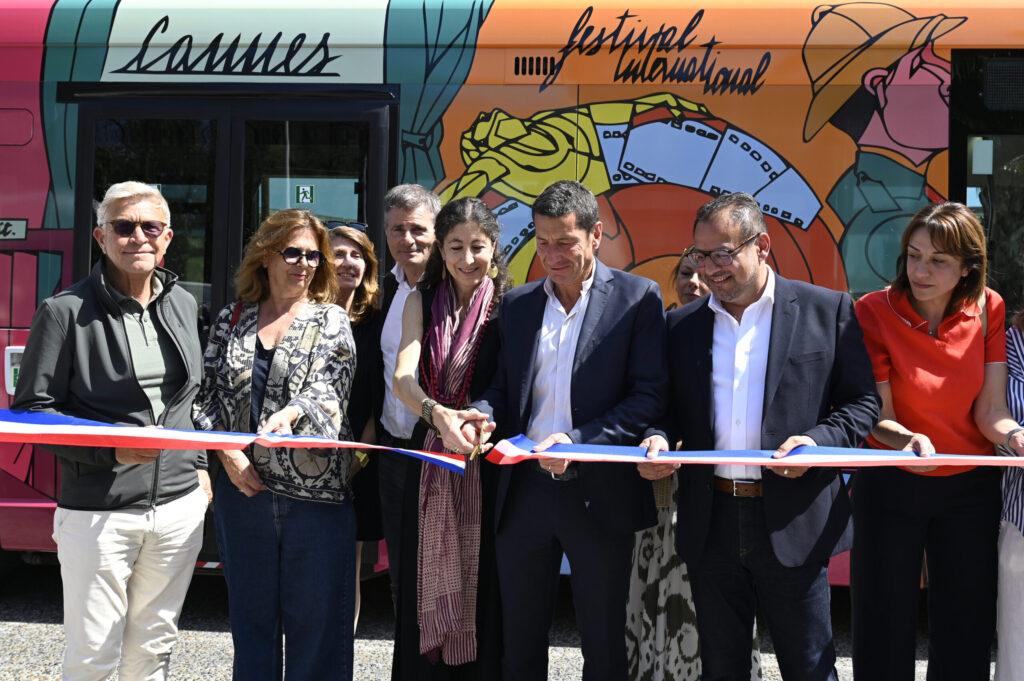 Quand l’art prend le bus : Cannes transforme la ville en galerie à ciel ouvert Art Essentiel - David Lisnard et Adami Valerio